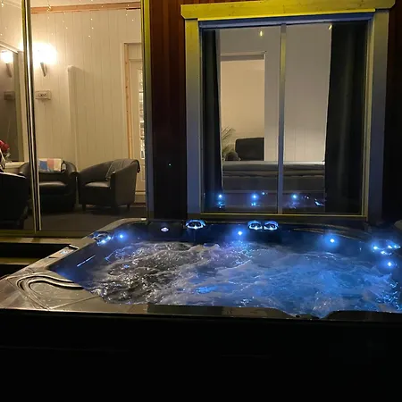 By The Sea With Sauna And Jacuzzi בקתה