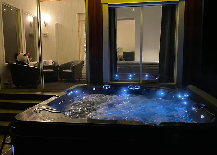 By The Sea With Sauna And Jacuzzi בקתה